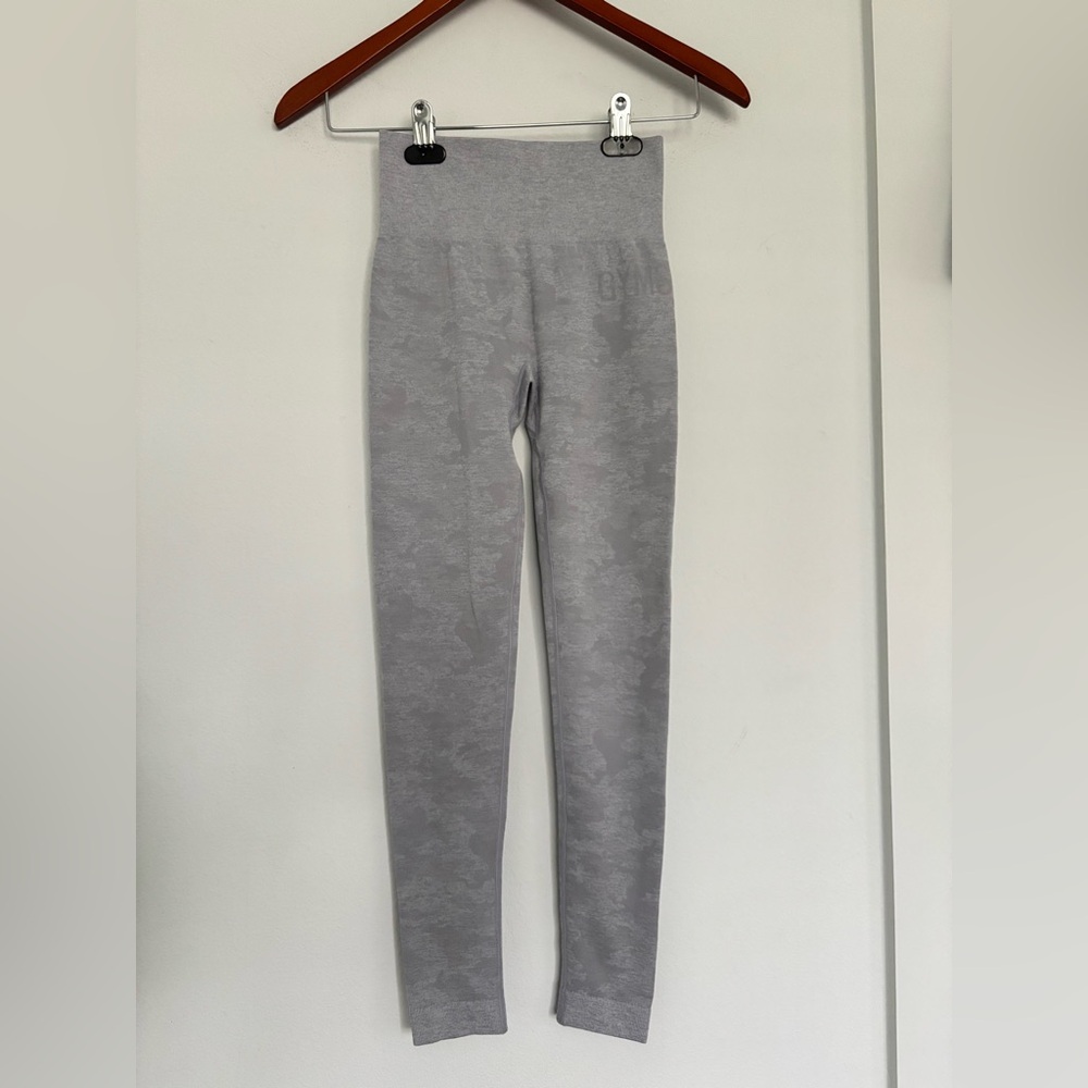 GYMSHARK LIGHT GREY CAMO PRINTED SCRUNCH BUTT LEGGINGS SZ XSMALL